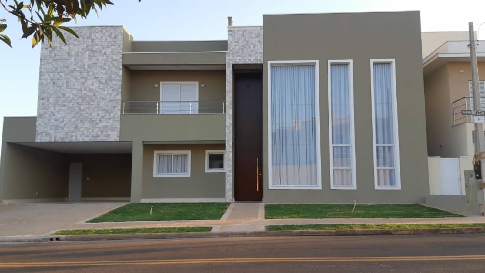 Fachada residencial com janelas sob medida e acabamento premium