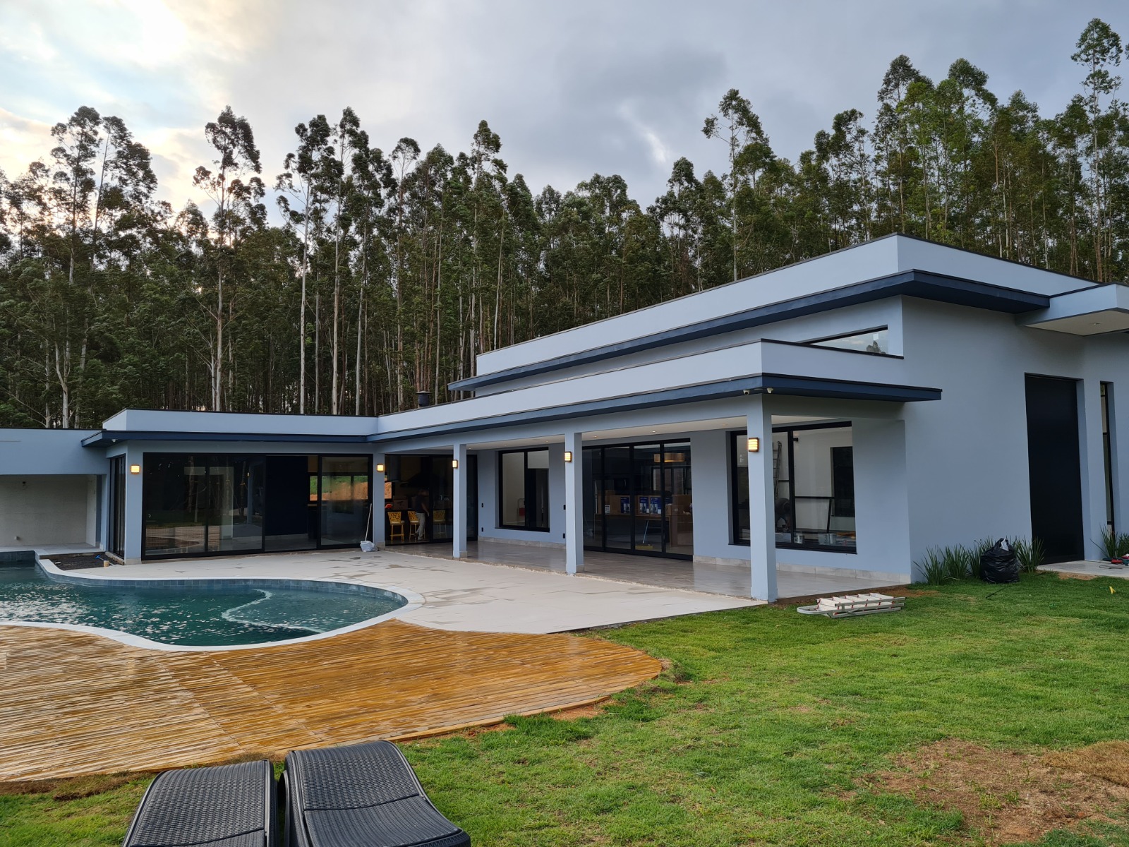 Casa térrea com amplas portas de correr em alumínio voltadas à área de lazer