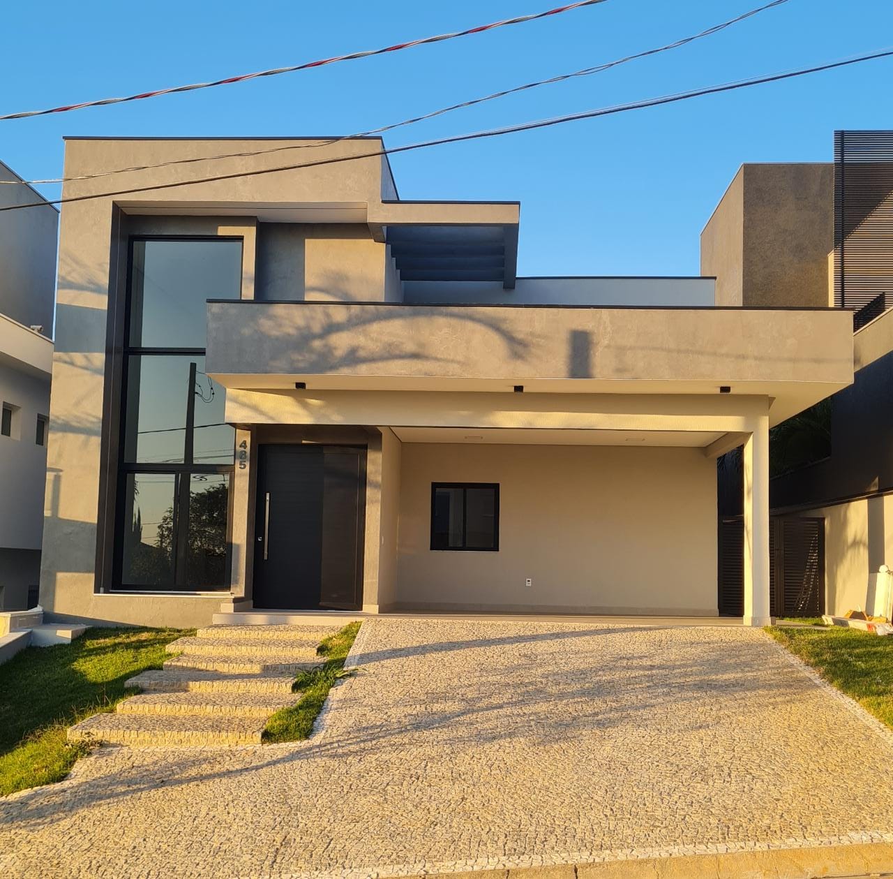 Residência com janela vertical pele de vidro em alumínio preto